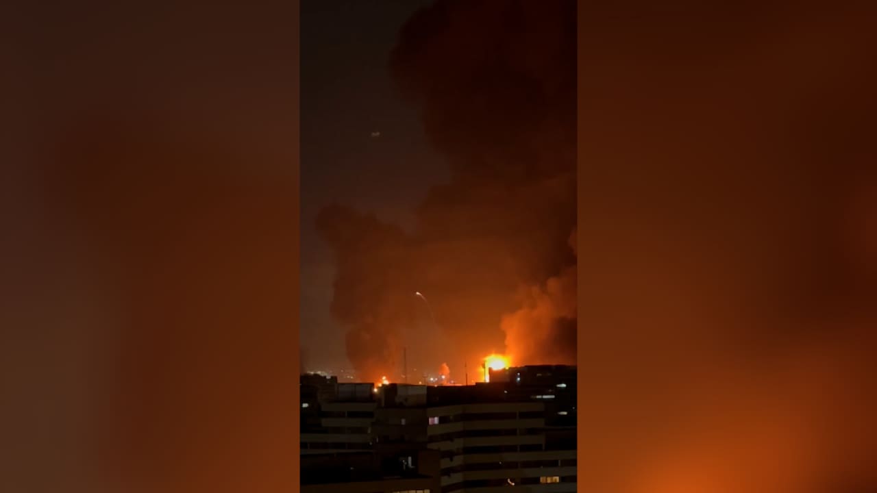 نيران تلتهم مطار مهرآباد في طهران عقب غارات إسرائيلية فجر السبت
