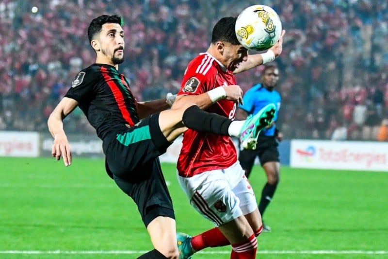 "كاف" يعاقب الأهلي المصري بخوض مباراتين بدون جماهيره بعد أحداث مباراته أمام الجيش الملكي