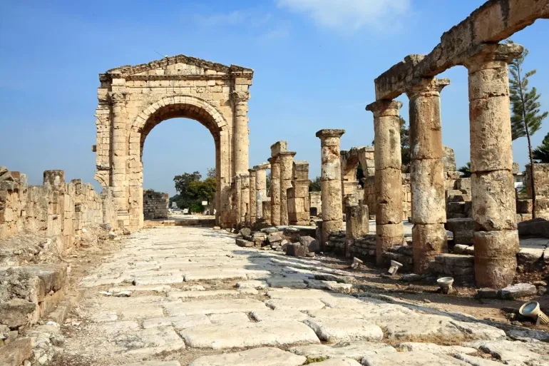 وزير الثقافة اللبناني يندد باستهداف العدوان الإسرائيلي مواقع أثرية في جنوب لبنان
