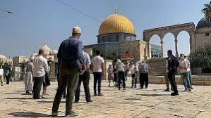 الاحتلال يواصل إغلاق الأقصى ويحظر سفر سيدة مقدسية