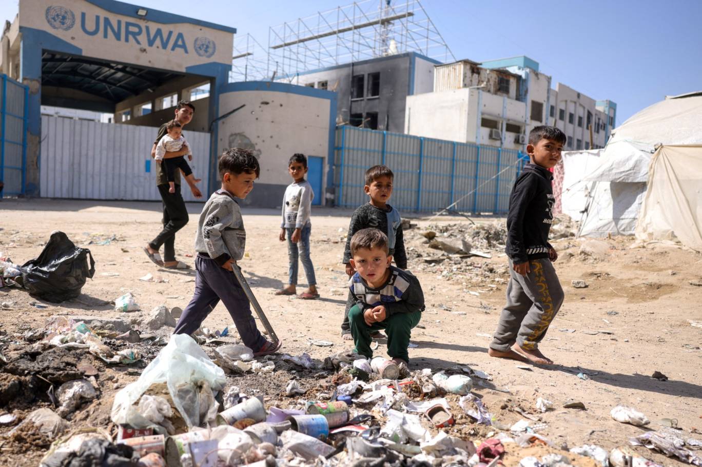 "الأونروا" تلوح بالتحقيق في مقتل أكثر من 390 من موظفيها خلال العدوان الاسرائيلي على غزة