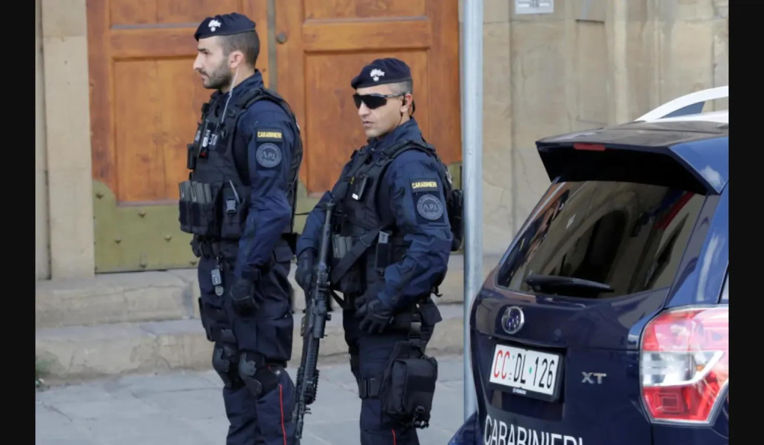 تحرير 25 رهينة بعد احتجازهم لساعتين داخل بنك في نابولي وهروب المسلحين عبر نفق