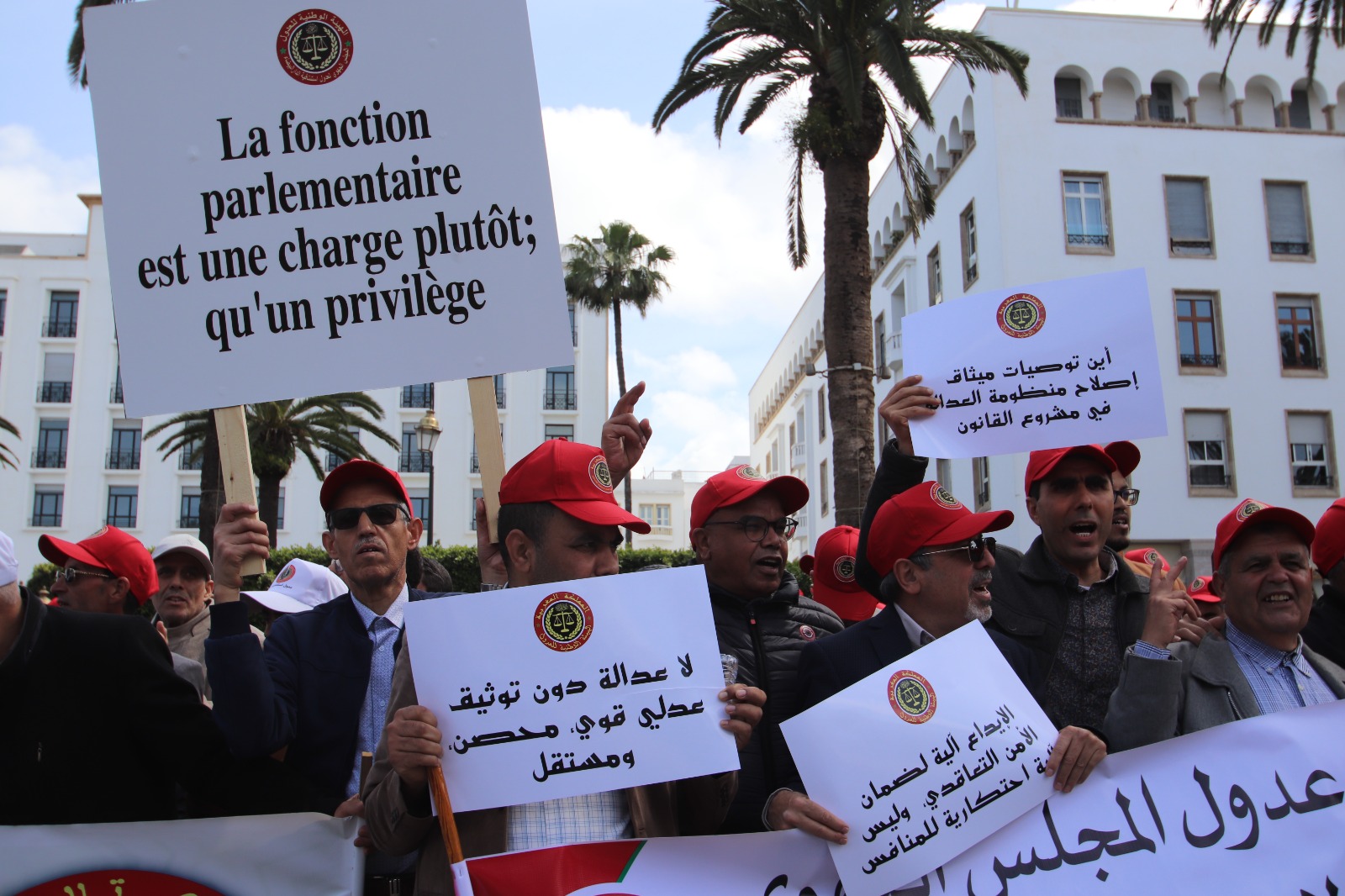 عدول جهات طنجة ووجدة وبني ملال يتمردون على قرار تعليق الإضراب ويتمسكون بالتصعيد