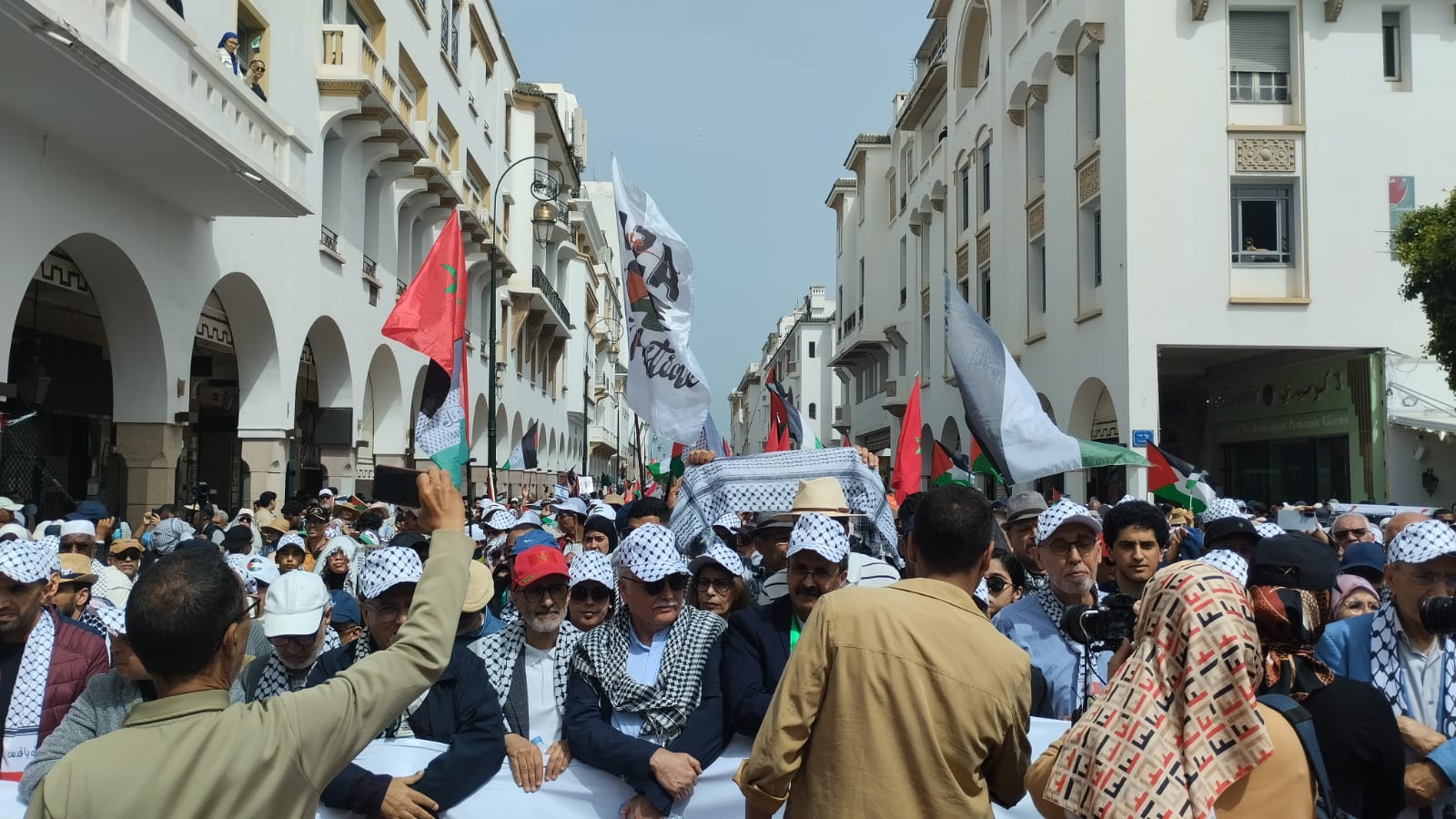 مسيرة حاشدة بالرباط تندد بانتهاكات الاحتلال الاسرائيلي  وترفض قانون اعدام الأسرى الفلسطينيين(صور)