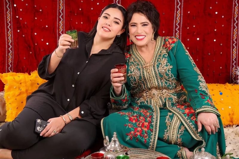 نجاة عتابو تثير الجدل بعد ظهورها في حفل فني تزامناً مع أزمة ابنتها
