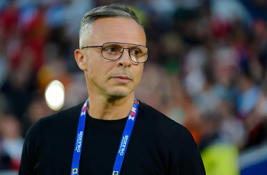 محمد وهبي يبدأ جولته الأوروبية لمتابعة لاعبي المنتخب المغربي قبل الحسم في لائحة كأس العالم