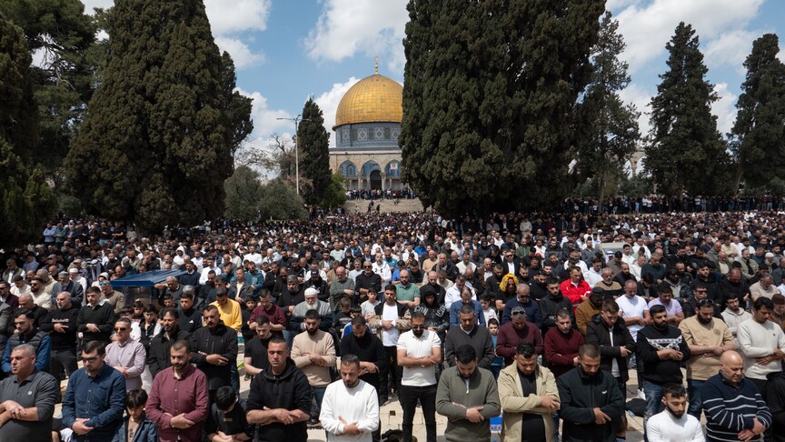 100 ألف فلسطيني يؤدون الصلاة بالأقصى في أول جمعة بعد إغلاق 40 يوما