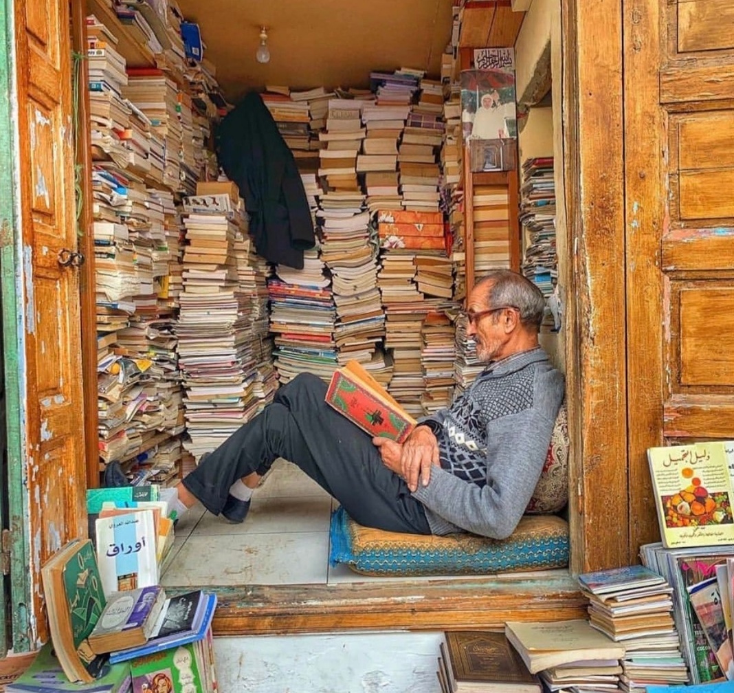 بنسعيد: باعة الكتب المستعملة “أبطال الظل الثقافي” حوّلوا أزقة الرباط إلى “مكتبات مفتوحة”