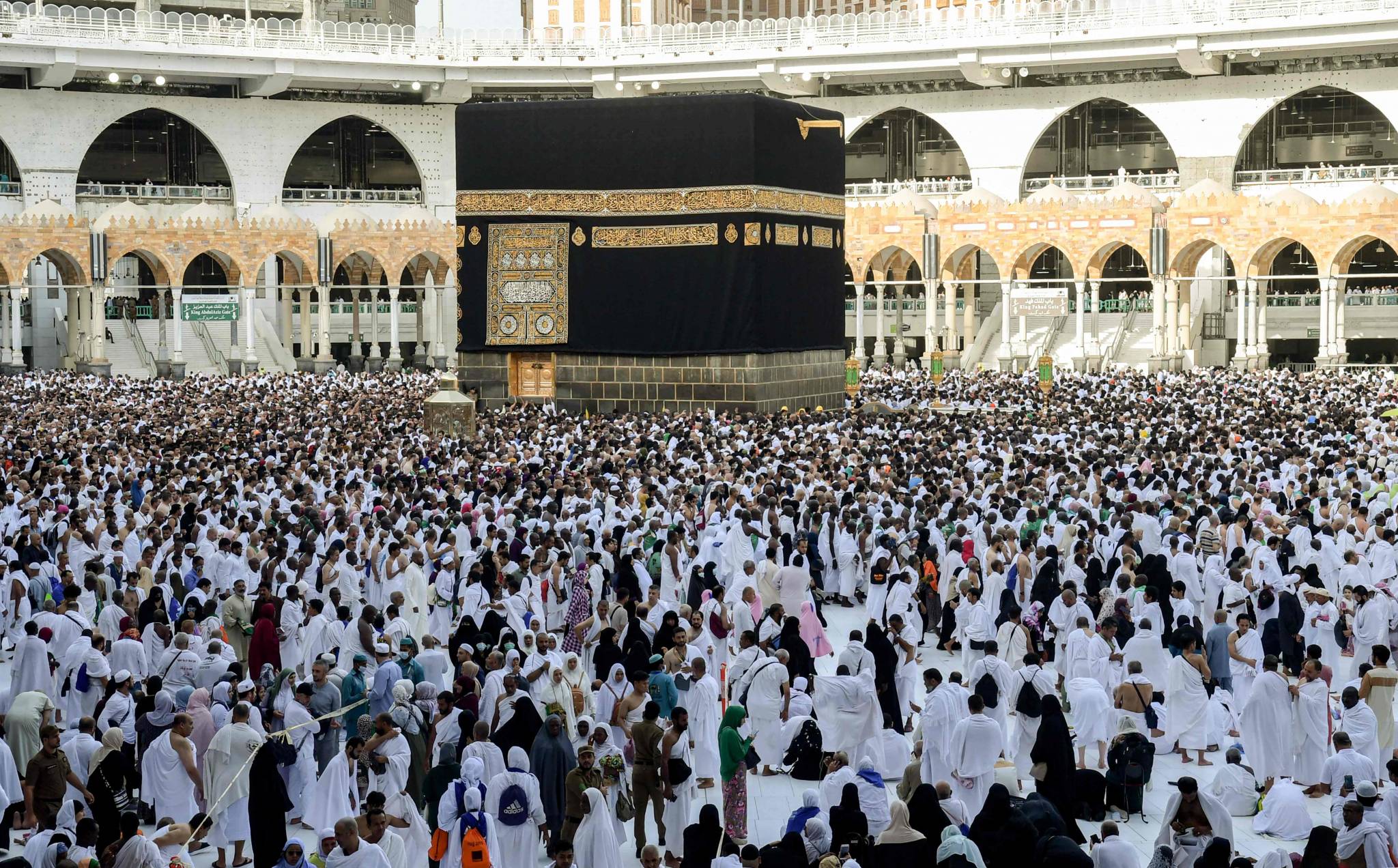 حجاج بيت الله الحرام يؤدون طواف الإفاضة في أجواء إيمانية