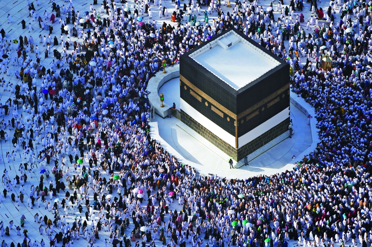 مئات الآلاف من المسلمين يباشرون أداء مناسك الحج بطواف القدوم حول الكعبة المشرفة