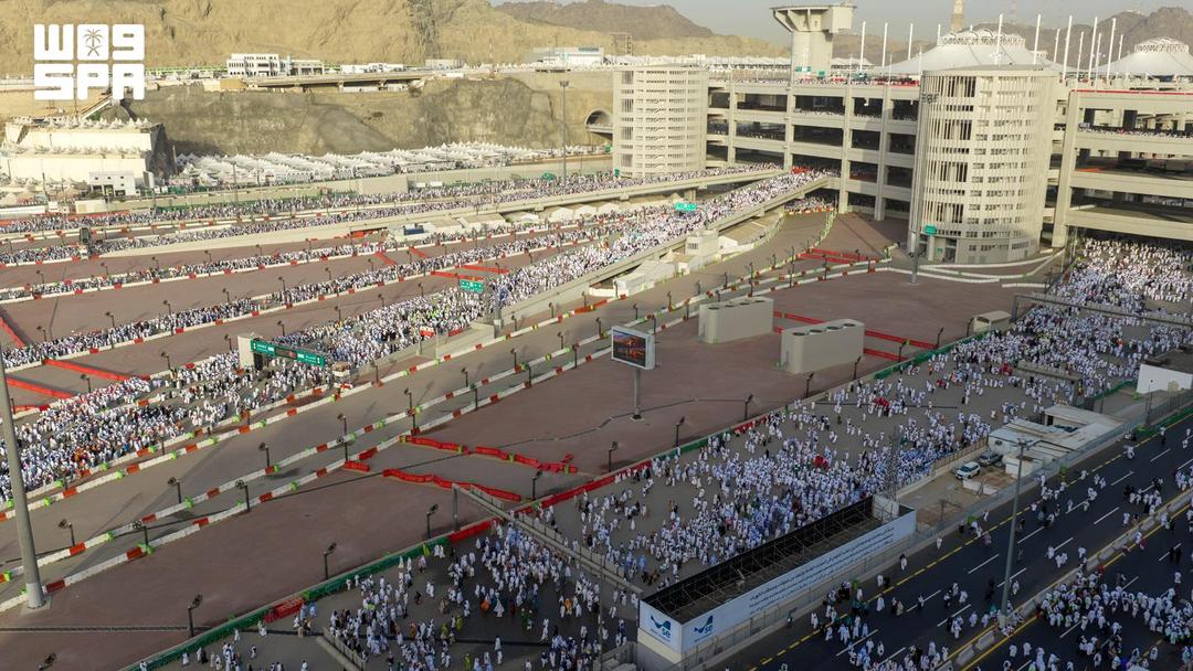 مشعر منى.. حجاج بيت الله الحرام يرمون جمرة العقبة يوم النحر