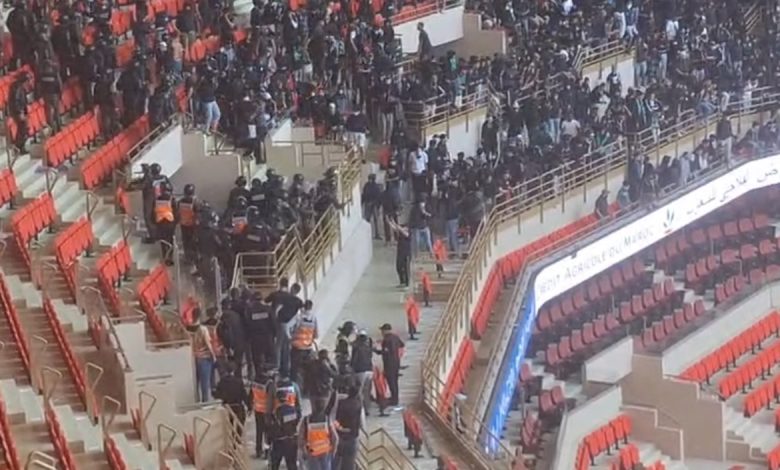 النيابة العامة تأمر بتوقيف 136 مشجعا بالرباط جراء اندلاع شغب مباراة الجيش الملكي والرجاء الرياضي