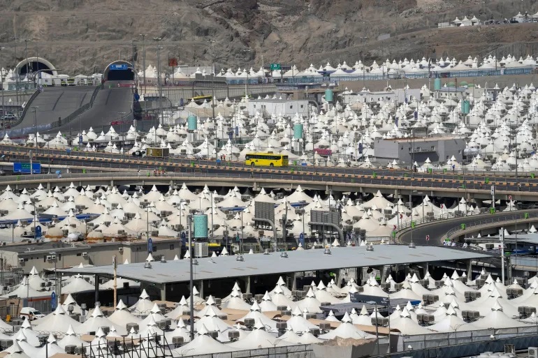 حجاج بيت الله الحرام يتوافدون إلى مشعر منى لقضاء يوم التروية