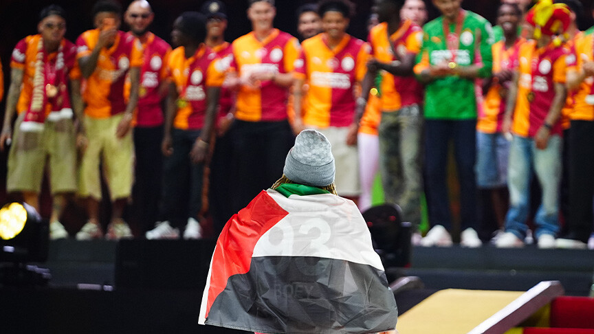 على خطى يامال... الفرنسي ساشا بوي يرفع علم فلسطين في تتويج"غالاطة سراي" بطلا للدوري التركي