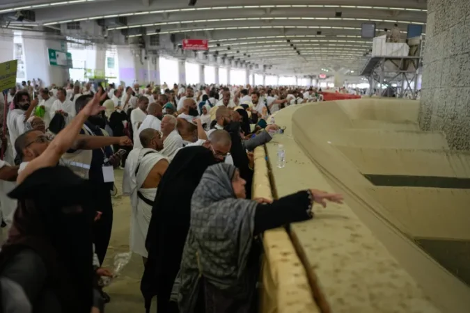 حجاج بيت الله الحرام يواصلون رمي الجمرات في آخر أيام التشريق