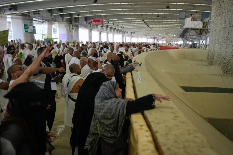 حجاج بيت الله الحرام يواصلون رمي الجمرات في آخر أيام التشريق
