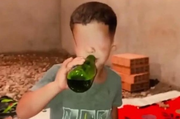 المصالح الأمنية توقف شخصا متورطا في واقعة تحريض طفل قاصر على شرب الكحول بالقرب من بنسليمان