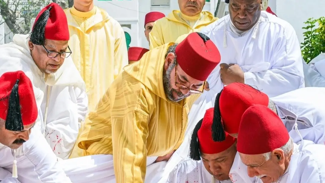 الملك محمد السادس يؤدي صلاة عيد الأضحى بمسجد أهل فاس بالرباط ويتقبل التهاني بهذه المناسبة
