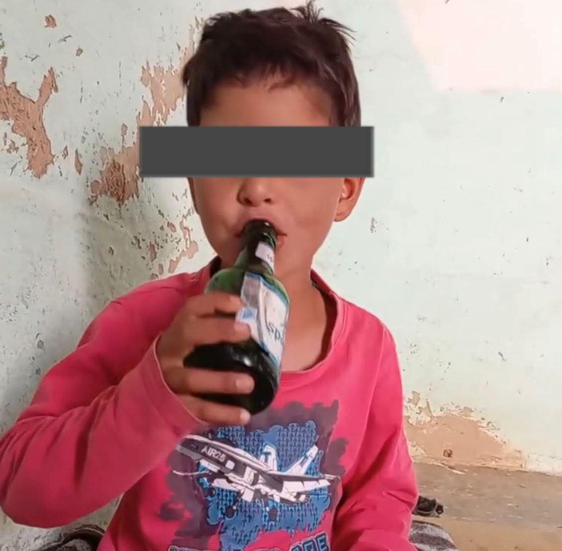 تنسيق أمني يطيح بشخص ظهر في فيديو يسقي شقيقه القاصر كحولاً بضواحي الريش