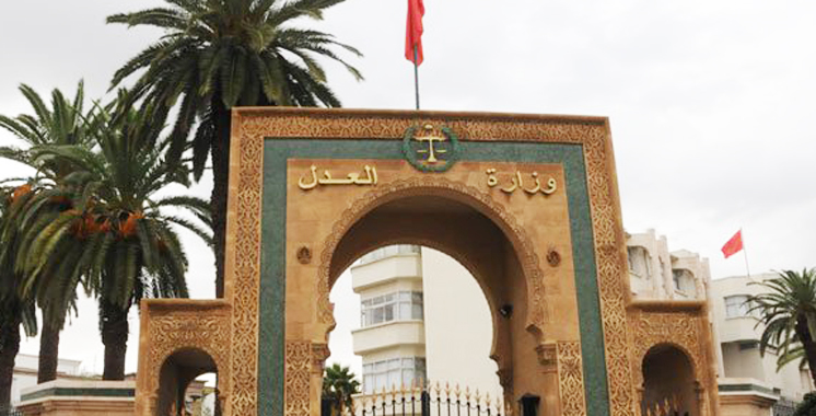 وزارة العدل تحذر من رسائل احتيالية مزيفة تدعو لأداء غرامات السير عبر موقع إلكتروني مشبوه