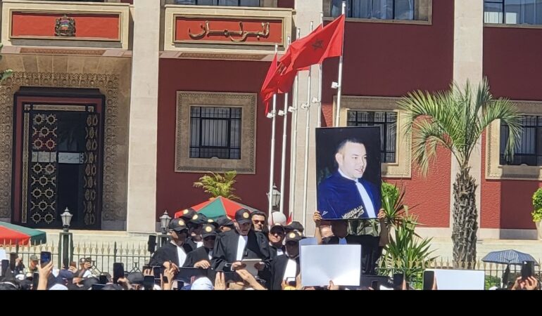 وقفة غضب أمام البرلمان.. المحامون يصعدون ضد وهبي وقانون المهنة