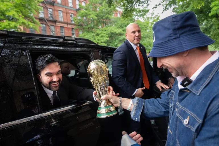 عمدة نيويورك يتابع مباراة المغرب والبرازيل ويجدد دعمه لأسود الأطلس في المونديال