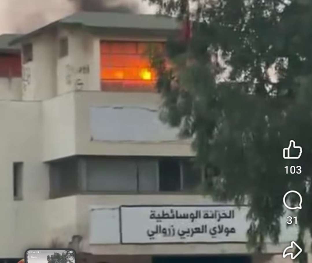 حريق في الخزانة الوسائطية بالمحمدية يثير تساؤلات حول حماية المرافق العمومية