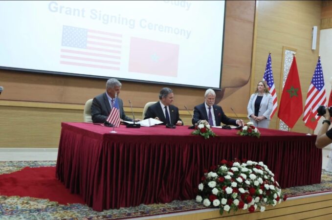 السفير الأميركي يشرف بالعيون على توقيع اتفاقية لتمويل مشروع دولي لإنتاج الهيدروجين الأخضر