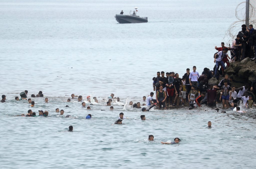 40 ألف مهاجر عبروا الحدود بين المغرب ومدينة سبتة المحتلة