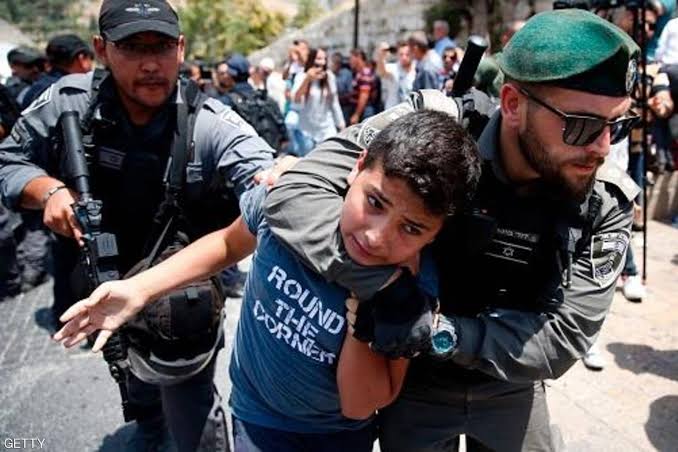 تقرير يطالب الجنائية الدولية بالتحقيق في الانتهاكات بحق الأسرى الفلسطينيين