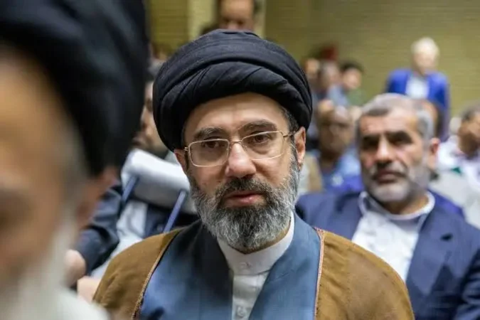 إيران.. المرشد يعد بالثأر لأبيه علي خامنئي
