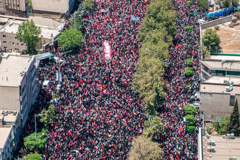 اتهامات لمؤثرين غربيين بخدمة دعاية الحرس الثوري بسبب حضورهم تشييع جنازة خامنئي