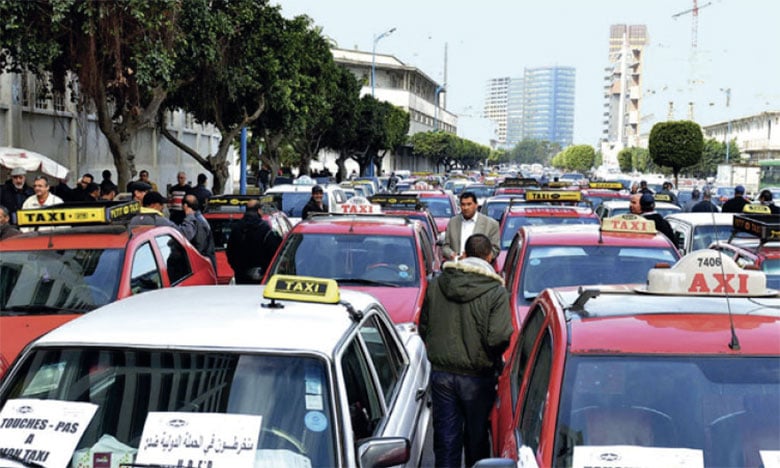 مهنيو سيارات الأجرة يحتجون بالبيضاء ضد تطبيقات النقل ويطالبون بتخصيص "غازوال مهني"