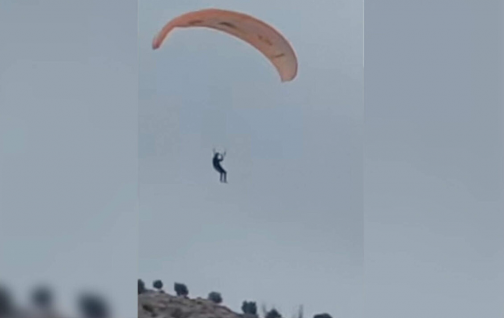 مهاجر يعبر إلى سبتة بمظلة شراعية