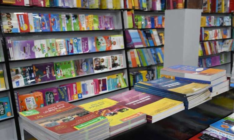 الكتبيون يعلقون الحوار مع الوزارة بسبب اختلالات التزويد والربح