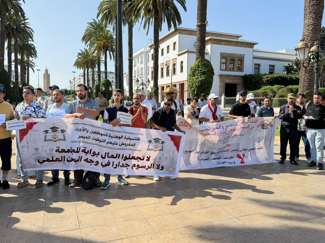 "لا تجعلوا المال بوابة للجامعة"... الطلبة الموظفون يحتجون أمام البرلمان