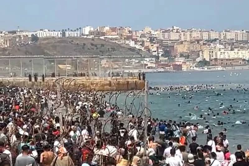 العصبة المغربية تحتج أمام السفارة الإسبانية تزامنا مع إصدار تقريرها حول ما جرى في سبتة المحتلة