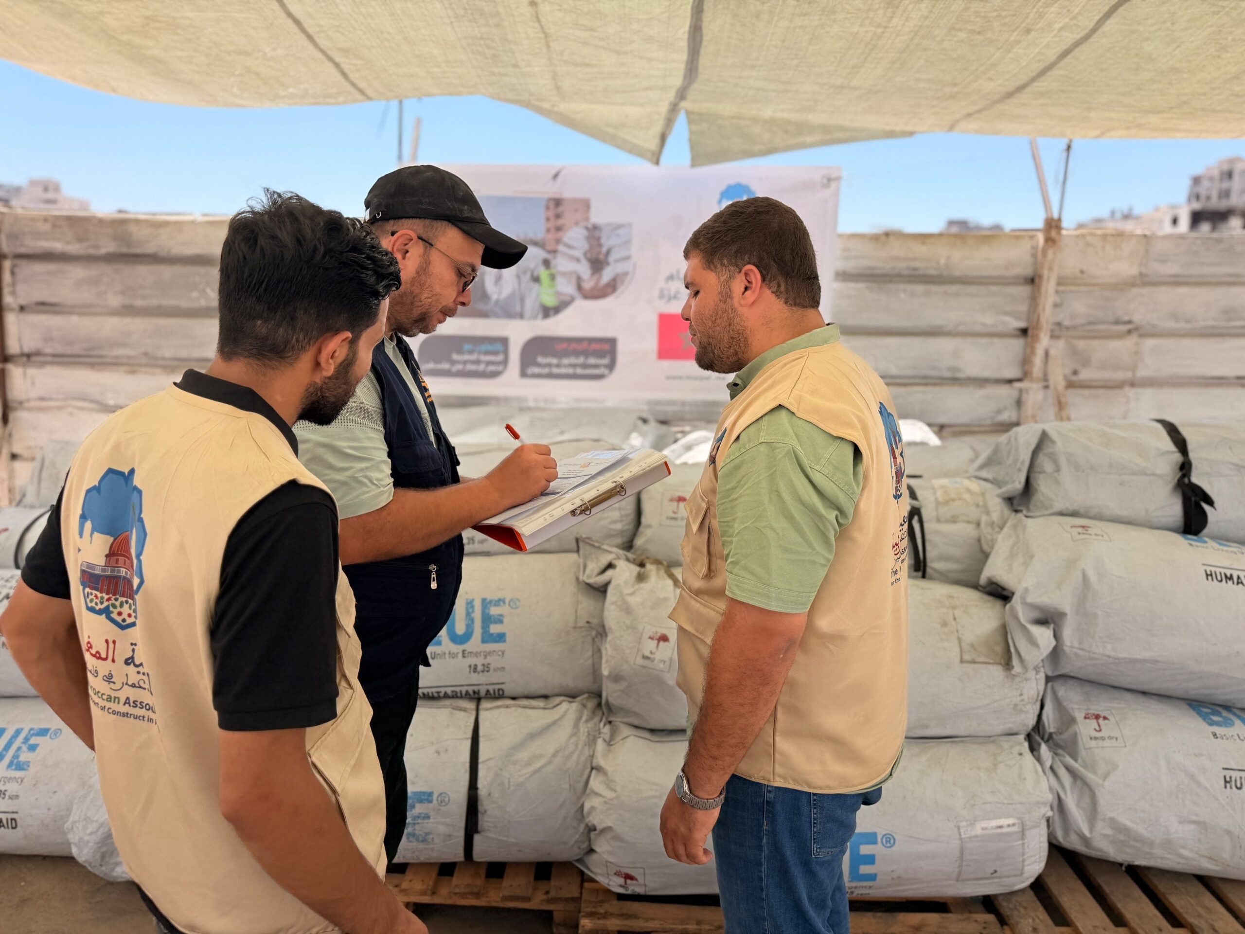 الجمعية المغربية لدعم الإعمار تواصل تنفيذ مشروع خيام النازحين في شمال غزة