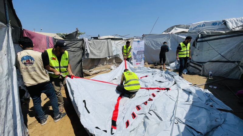 الجمعية المغربية لدعم الإعمار تواصل تنفيذ مشروع خيام النازحين في شمال غزة