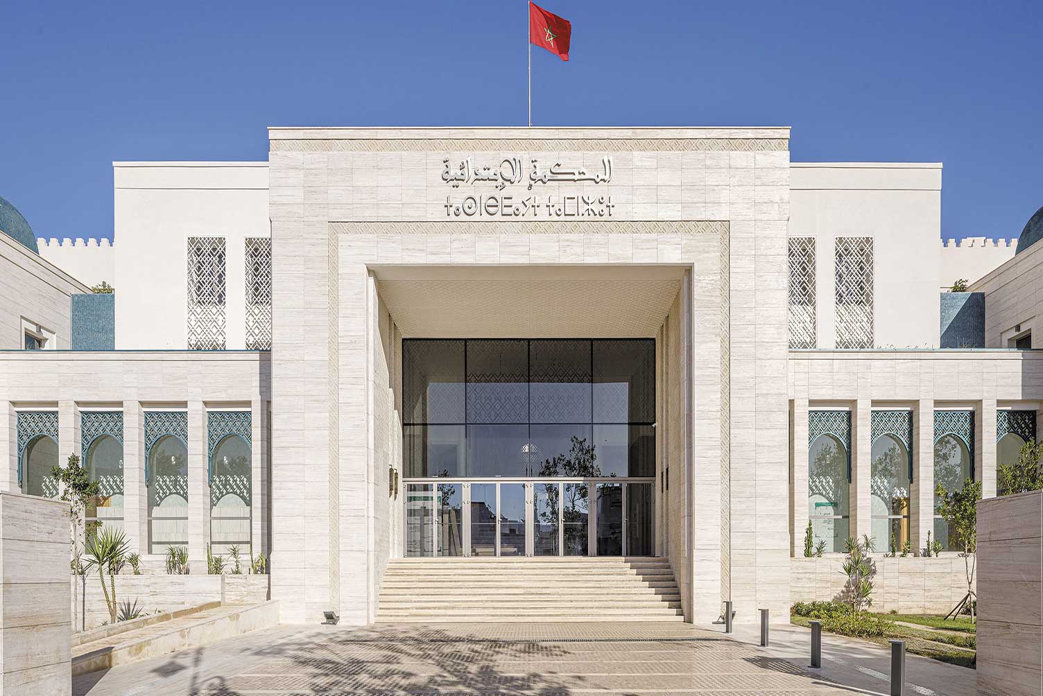 الحبس لخمس سائقي سيارات أجرة بتطوان بعد نقل شبان إلى محيط باب سبتة ونقابتهم تندد بالأحكام