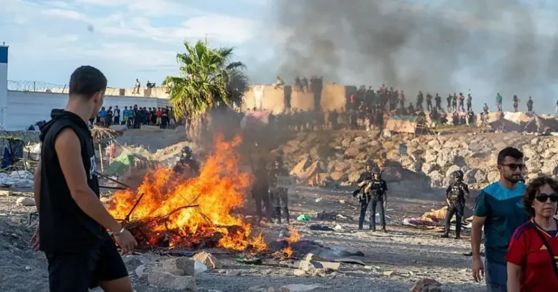 سبتة المحتلة… احتجاجات تستهدف المهاجرين ودفن 12 جثمانا بعد تعذر نقلها إلى المغرب