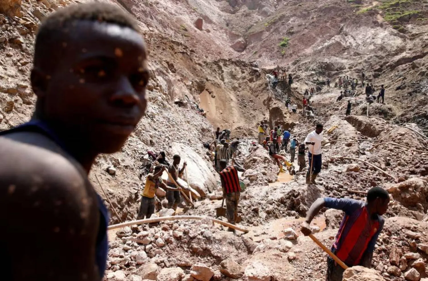 مصرع 100 شخص في انهيار أرضي بمنجم للذهب في إفريقيا الوسطى