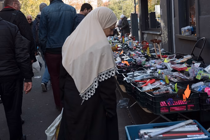 لوبان تعيد طرح حظر الحجاب في فرنسا قبل انتخابات 2027