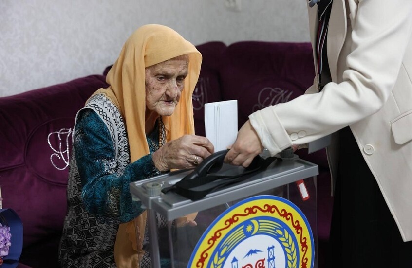 بحضور ممثلي لجنة الانتخابات وأطباء..أكبر معمرة في الشيشان تصوت من منزلها