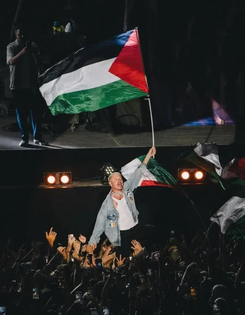 دعم فلسطين يُبعد الرابور "ماكلمور" عن بقية جولة المغني البريطاني "إد شيران" في أميركا