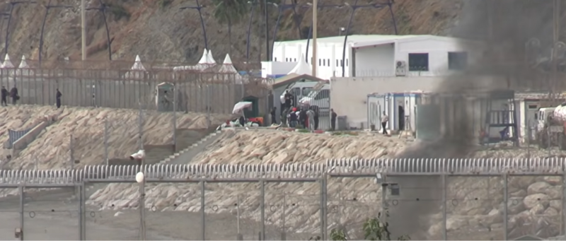 صحيفة إسبانية: أكثر من 150 مغربيا يعودون طوعا من سبتة إلى المغرب