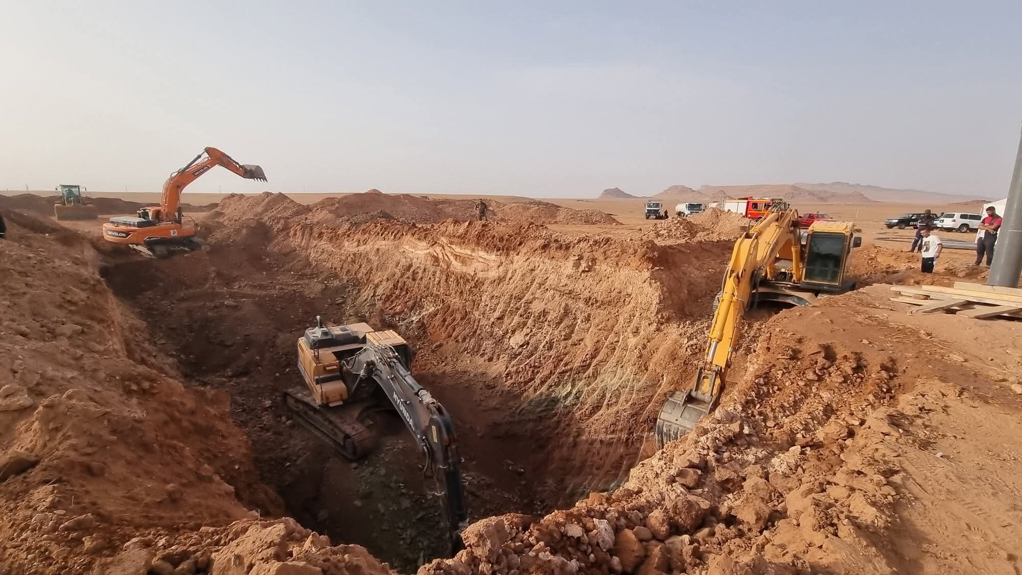 قصة الطفل ريان تتكرر في الجزائر ... محاولات حثيثة لإنقاذ طفل سقط بقعر بئر