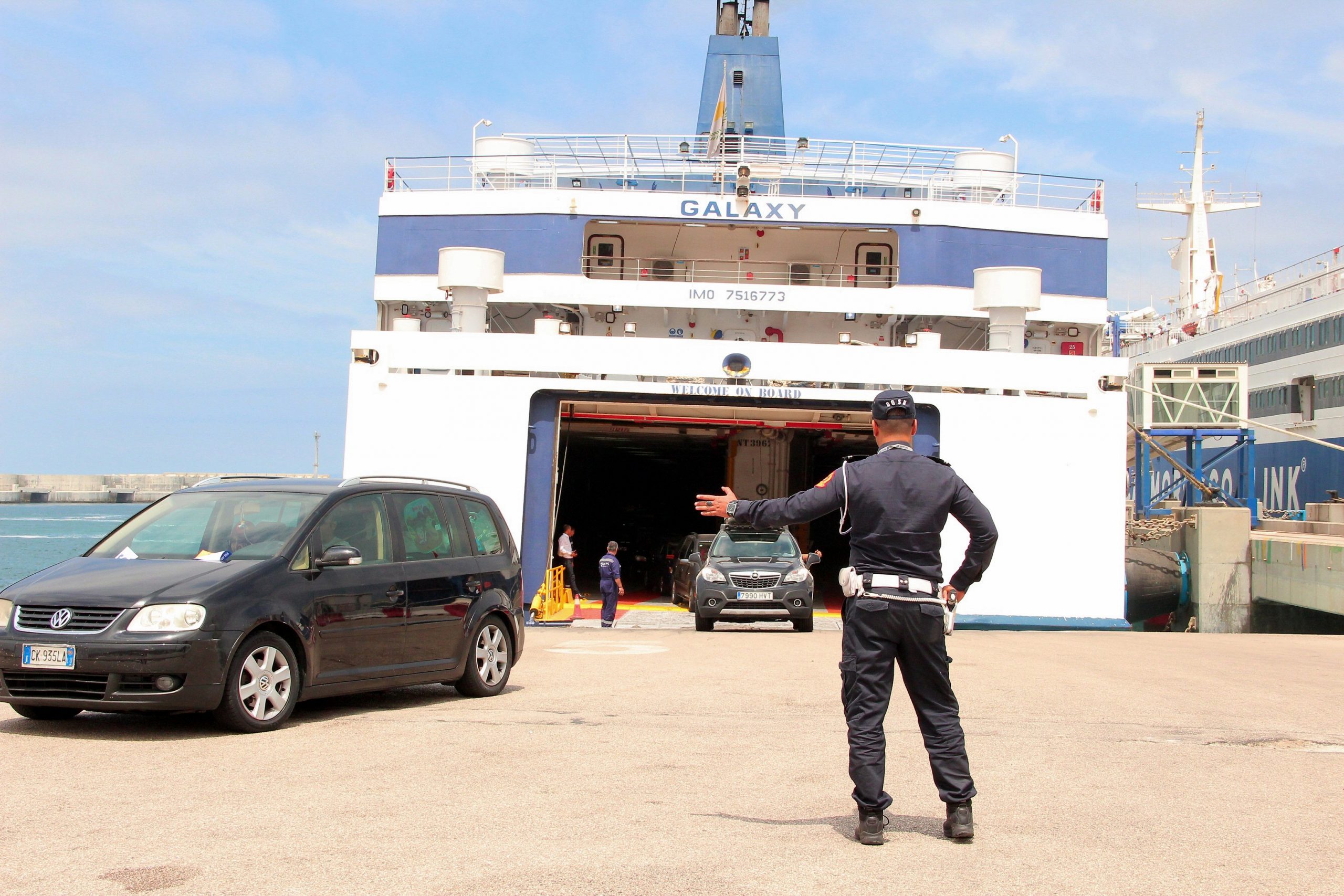 توقيف شرطي وسائق سيارة للاشتباه في تهريبهما 13 كيلوغراما من مخدر الشيرا بميناء طنجة