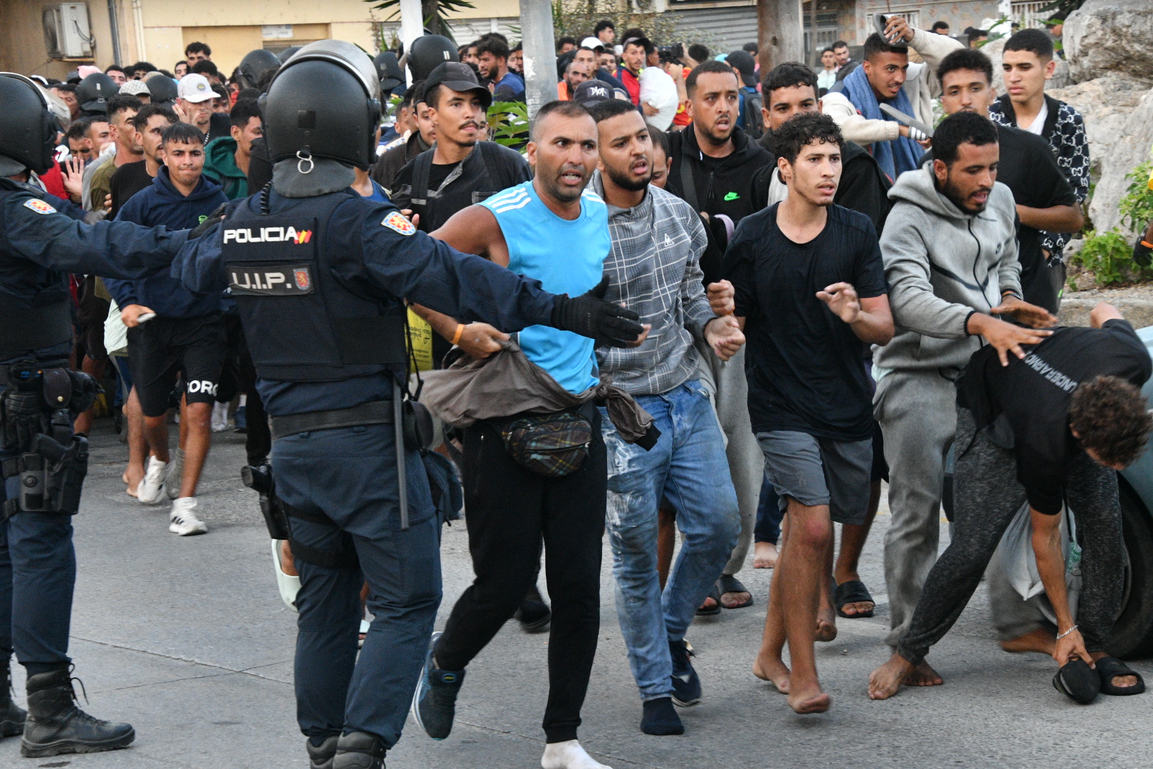 نقل مهاجرين إلى ميناء سبتة المحتلة يتحول إلى تدافع وتدخل أمني