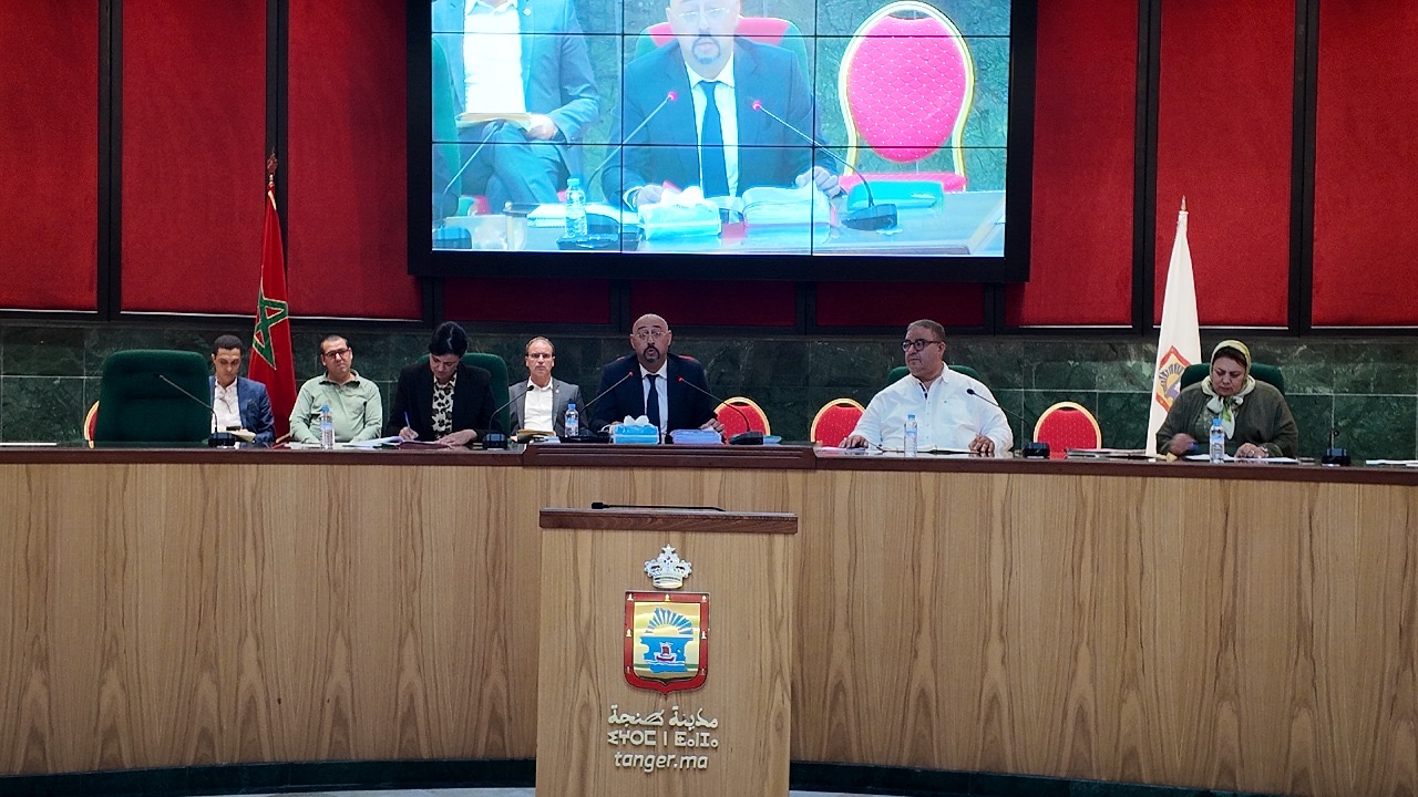 في غياب العمدة المعتقل... جماعة طنجة تصادق على ميزانية 2027 بأكثر من 1.24 مليار درهم